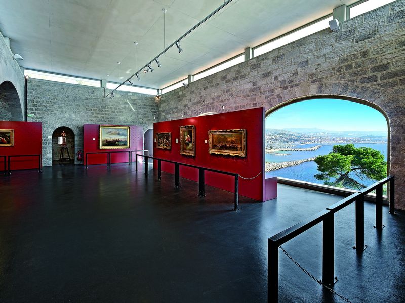 Une réception au milieu des œuvres exposées à la Fondation Monticelli à Marseille